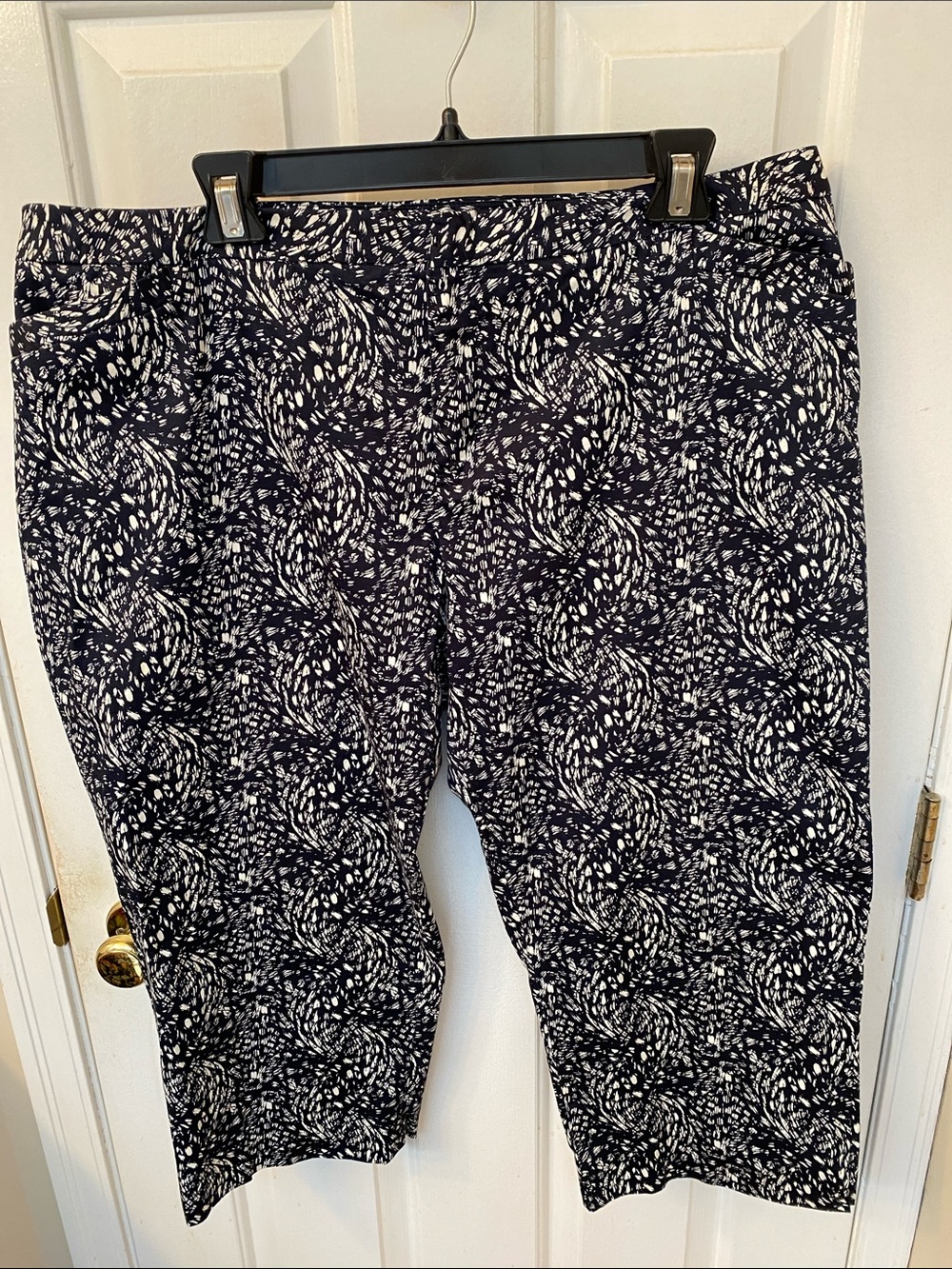 Blue & White Abstract Print Capris